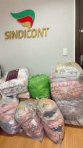 Roupas e cobertores que foram doados para as pessoas da Campanha do Agasalho.